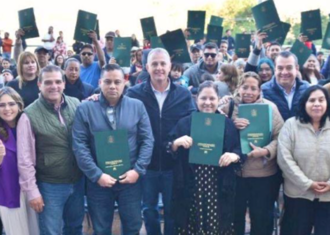 Román Alberto Cepeda González entrega escrituras a familias para darles certeza jurídica de sus hogares