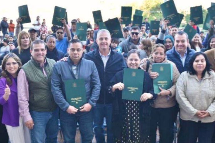 Román Alberto Cepeda González entrega escrituras a familias para darles certeza jurídica de sus hogares