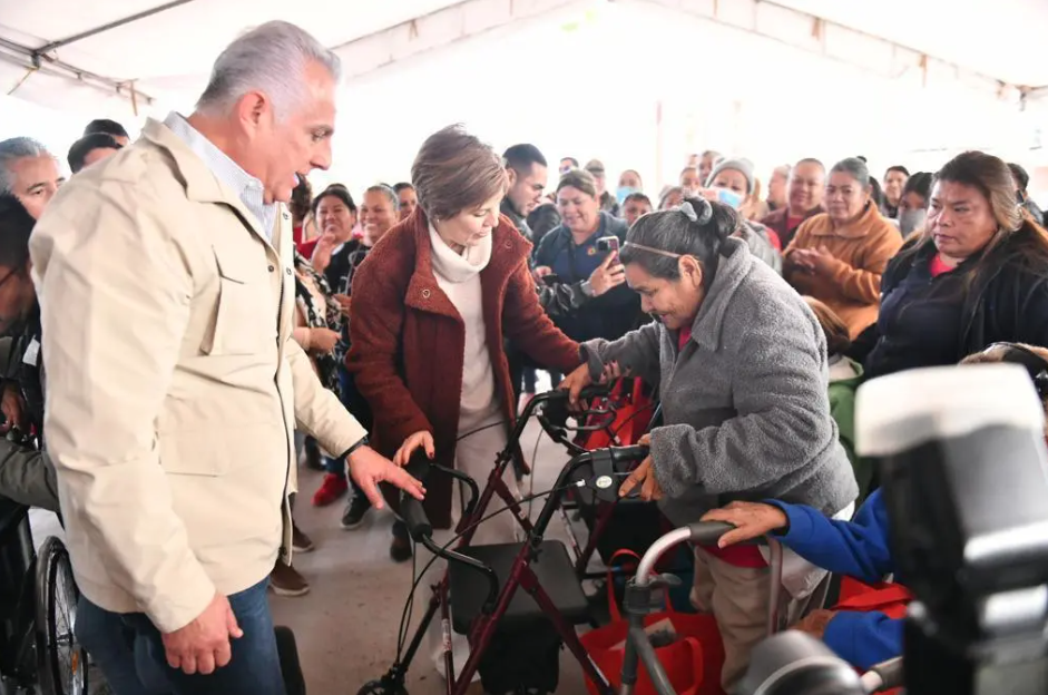 Román Alberto Cepeda González lleva brigada de servicios a Las Julietas