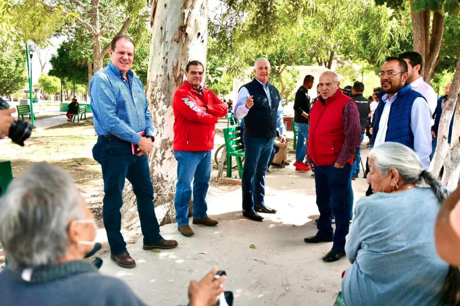 Román Alberto Cepeda González supervisa brigada de servicios en el ejido La Partida