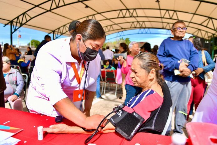 Llevan servicios de salud a la colonia Valle Revolución en Torreón