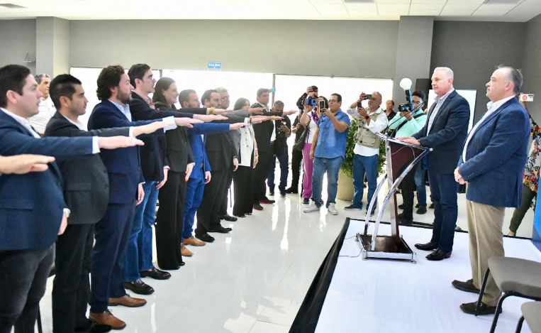 Toma protesta Román Cepeda al nuevo consejo directivo de la CANIRAC Laguna