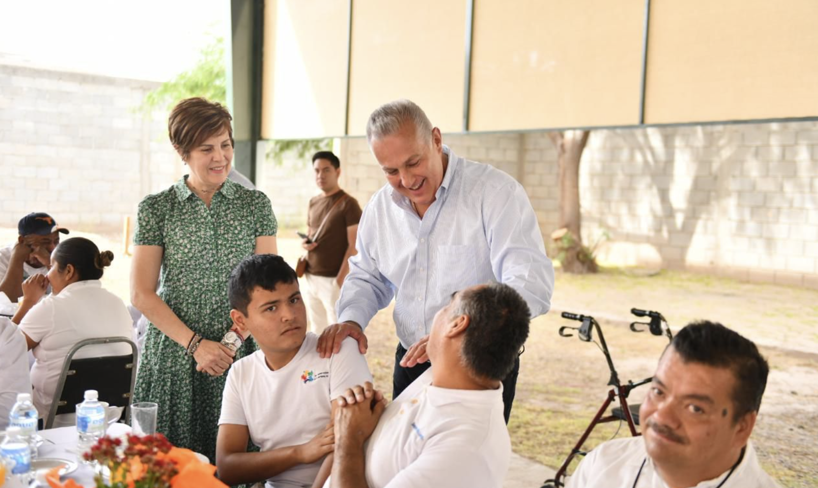 Supervisa Román Cepeda la techumbre del centro de discapacidad “Abriendo Caminos”