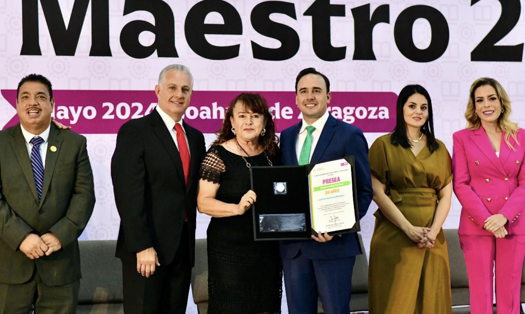 Reconocen trayectoria de maestros de Torreón