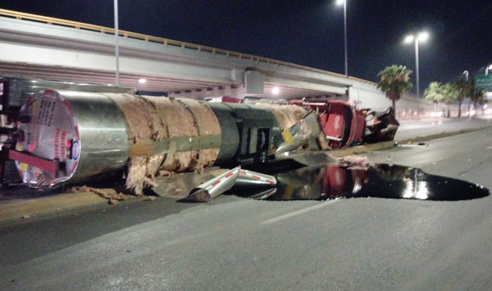 Restablecen circulación en tramo afectado por accidente de pipa de asfalto