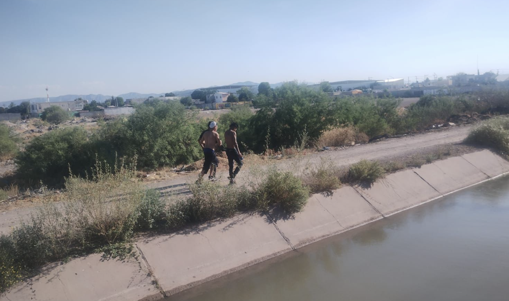 A pesar de advertencias, menores insisten en ingresar a los canales de riego