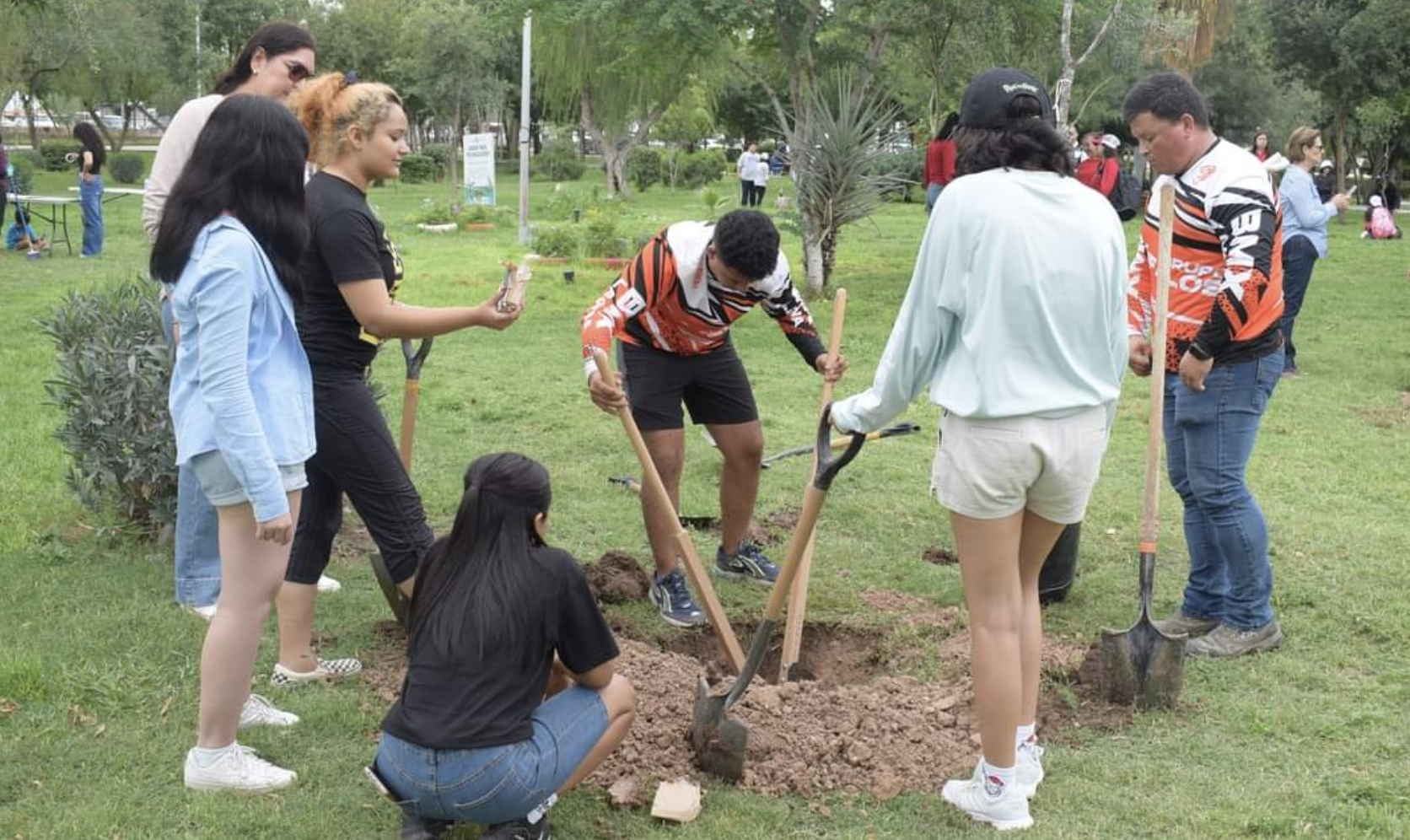 Reforestan con 80 árboles el Bosque Urbano de Torreón