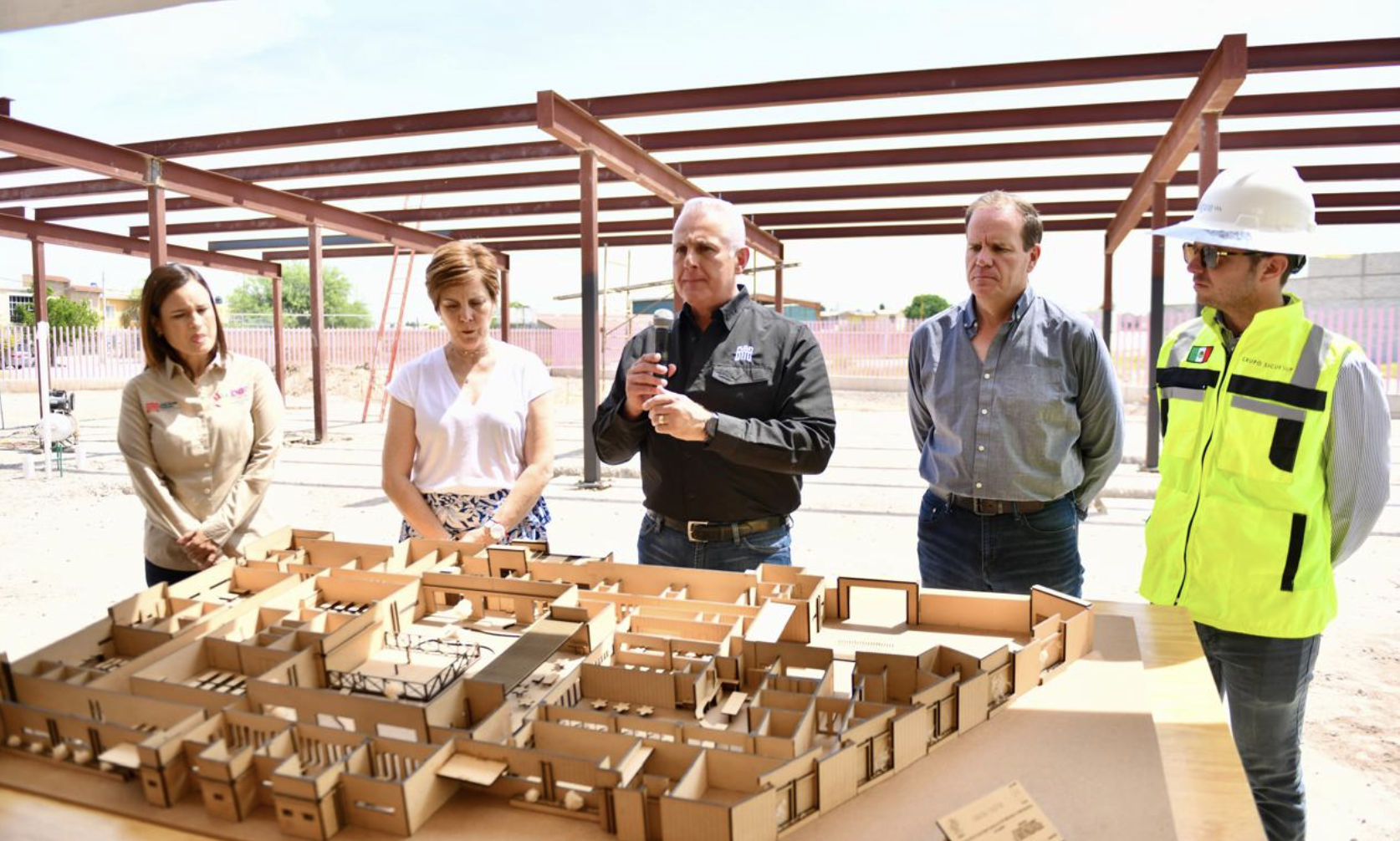 Supervisa Román Cepeda la construcción de la nueva Casa Cuna