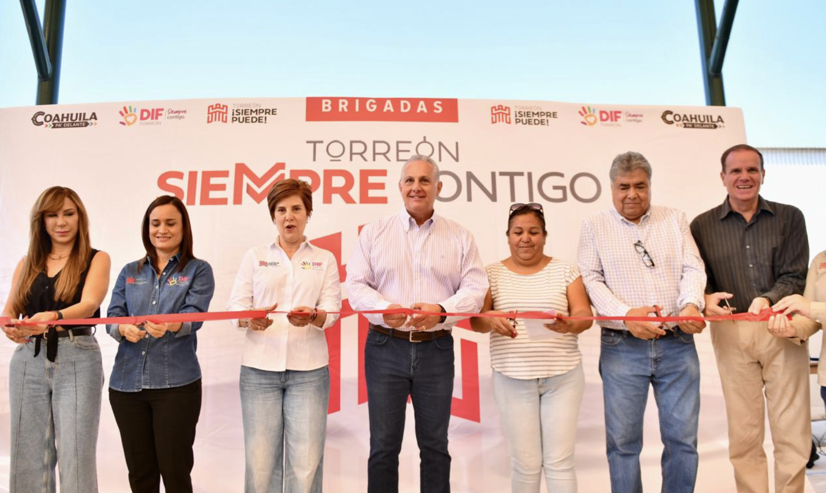 Entrega Román Cepeda techumbre en la colonia Abastos, durante la brigada “Torreón Siempre Contigo”