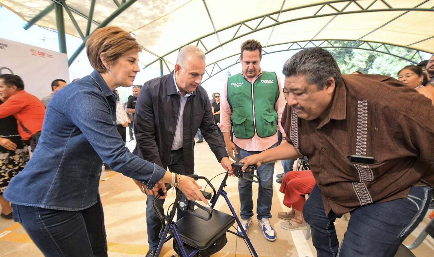 Entrega Román Cepeda techumbre en Villas de la Joya, y lleva la brigada “Torreón Siempre Contigo”