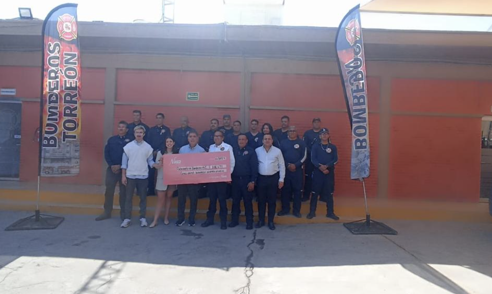 Entregan donativo de campaña «Que rico es ayudar» a bomberos de Torreón