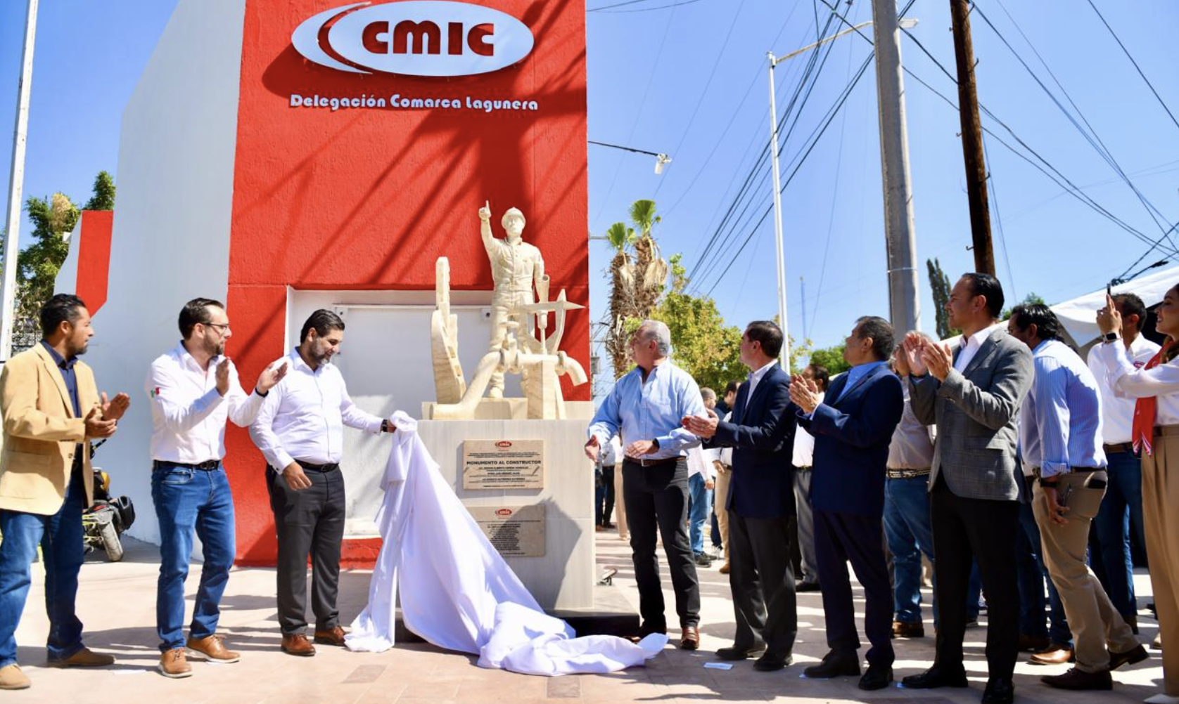 Develan monumento al constructor en el marco de los festejos de la CMIC