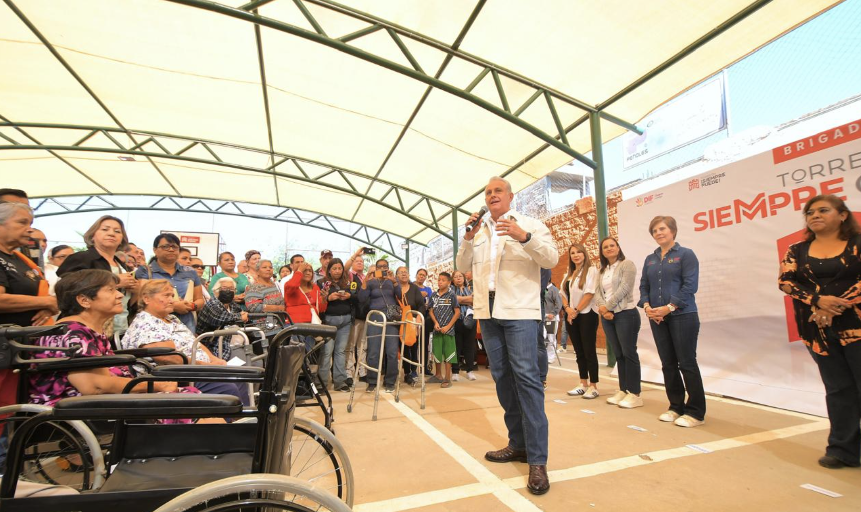 Entrega Román Cepeda techumbre en la colonia Eduardo Guerra y lleva la brigada “Torreón Siempre Contigo”