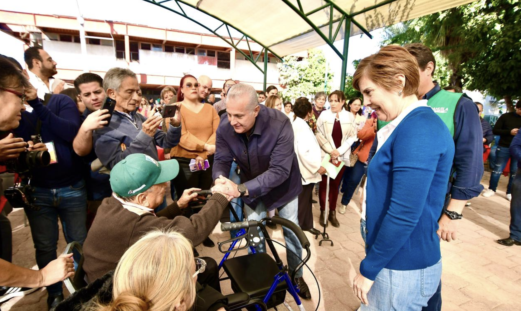 Entrega Román Cepeda techumbre en FOVISSSTE La Rosita