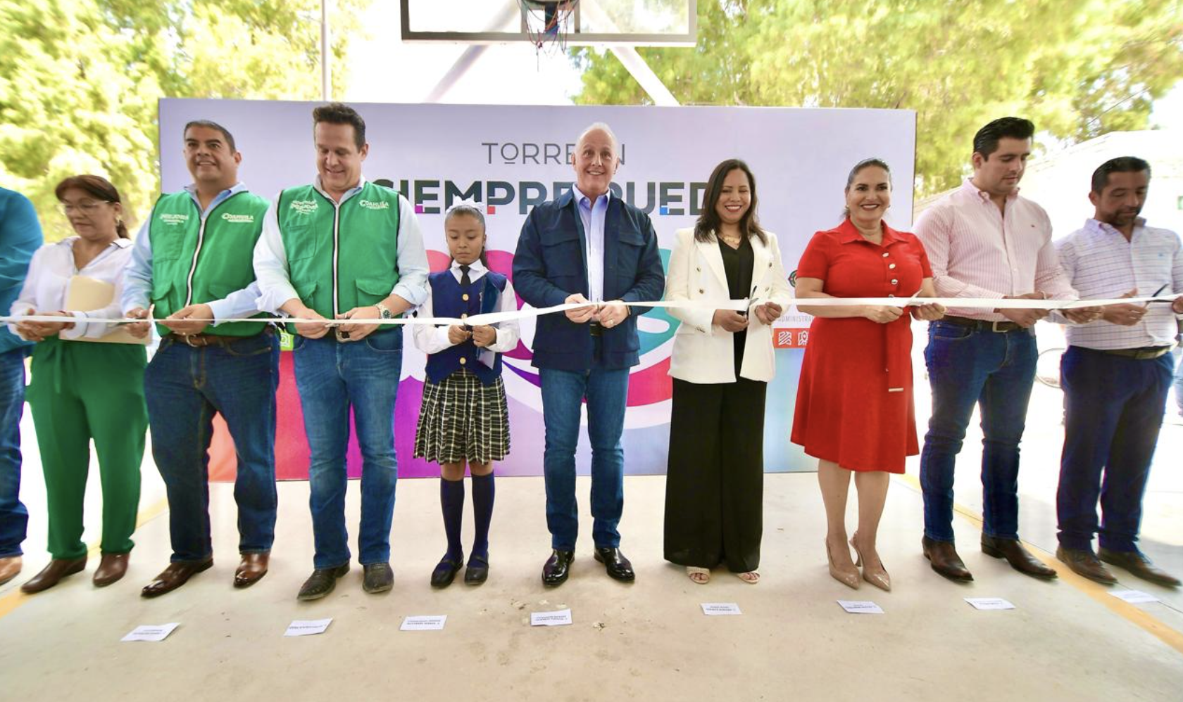 Román Cepeda entrega cancha cívica y deportiva a la primaria Emiliano Zapata