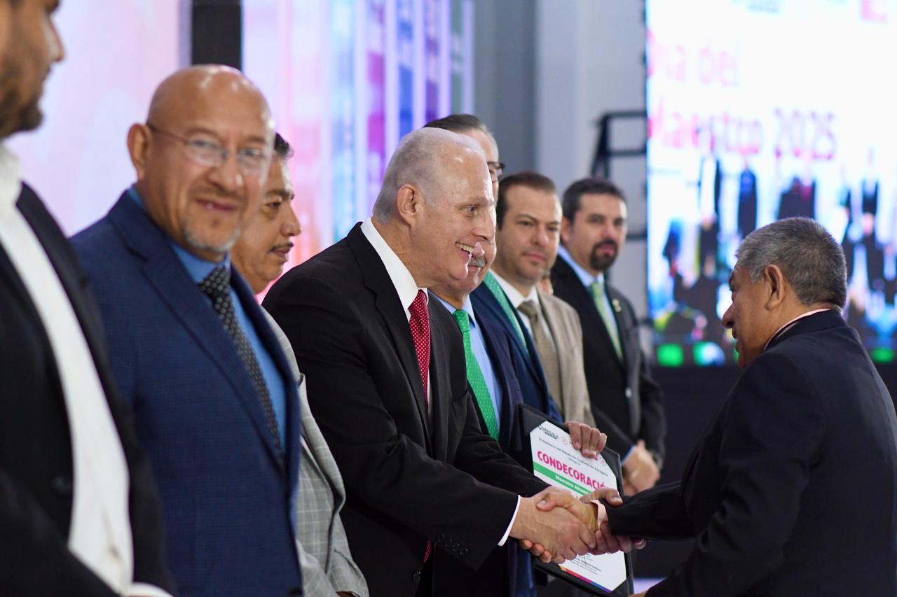 Román Cepeda reconoce a maestras y maestros por su trabajo en la construcción de un mejor futuro para Torreón