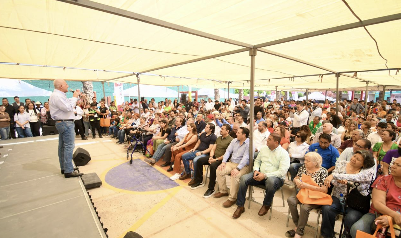 Lleva Román Cepeda brigada municipal a Las Julietas; anuncia obras de recarpeteo, techumbre y drenaje