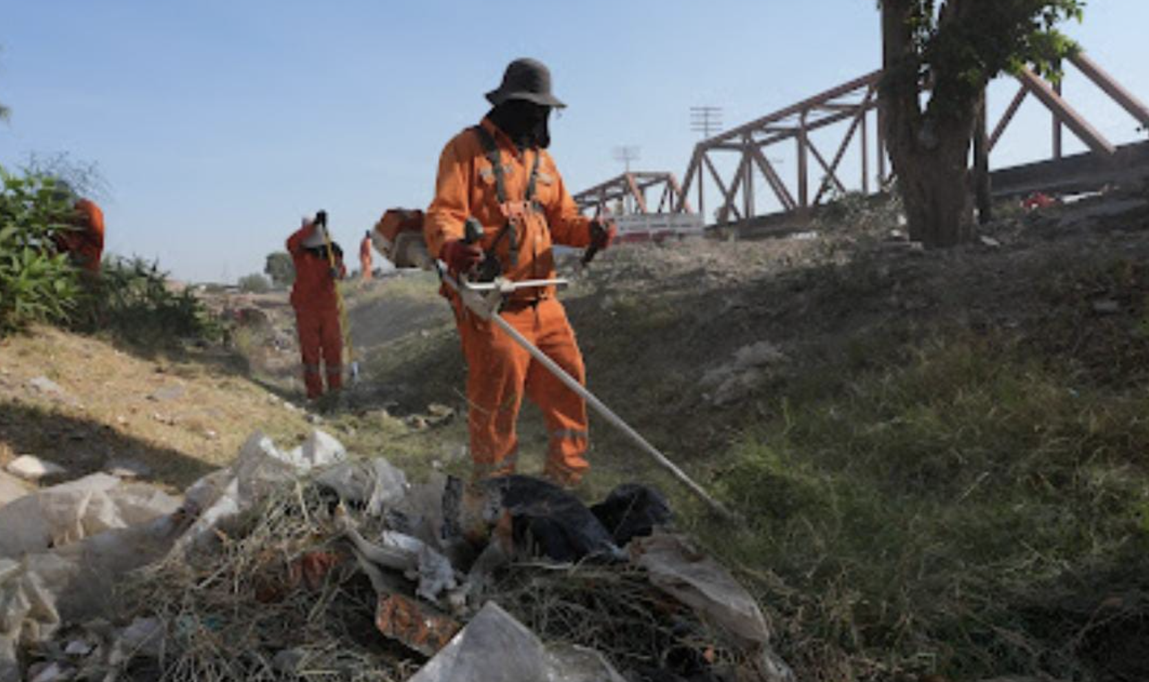 Retiran 50 toneladas de basura de alcantarillas de Torreón