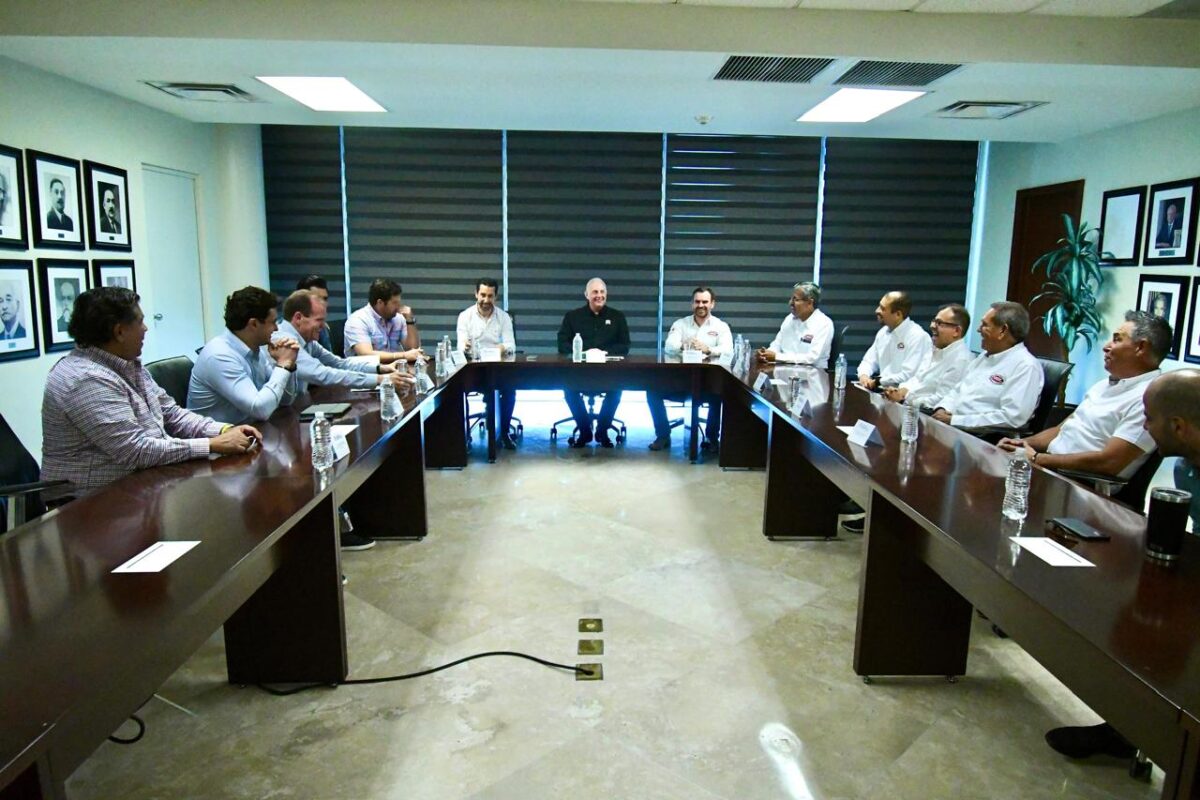 Román Alberto Cepeda González se reúne con integrantes de la CMIC Laguna