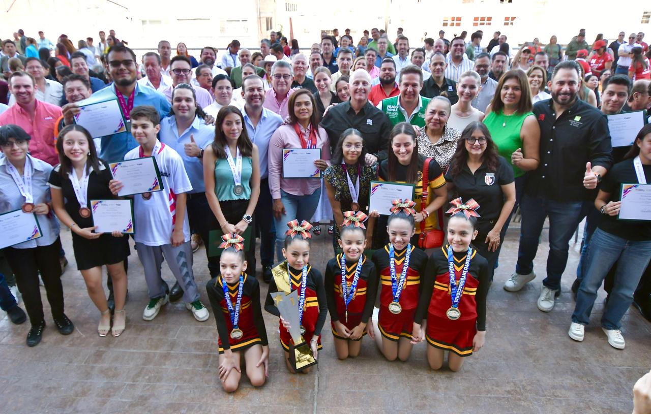 Román Alberto Cepeda González reconoce a deportistas de Torreón