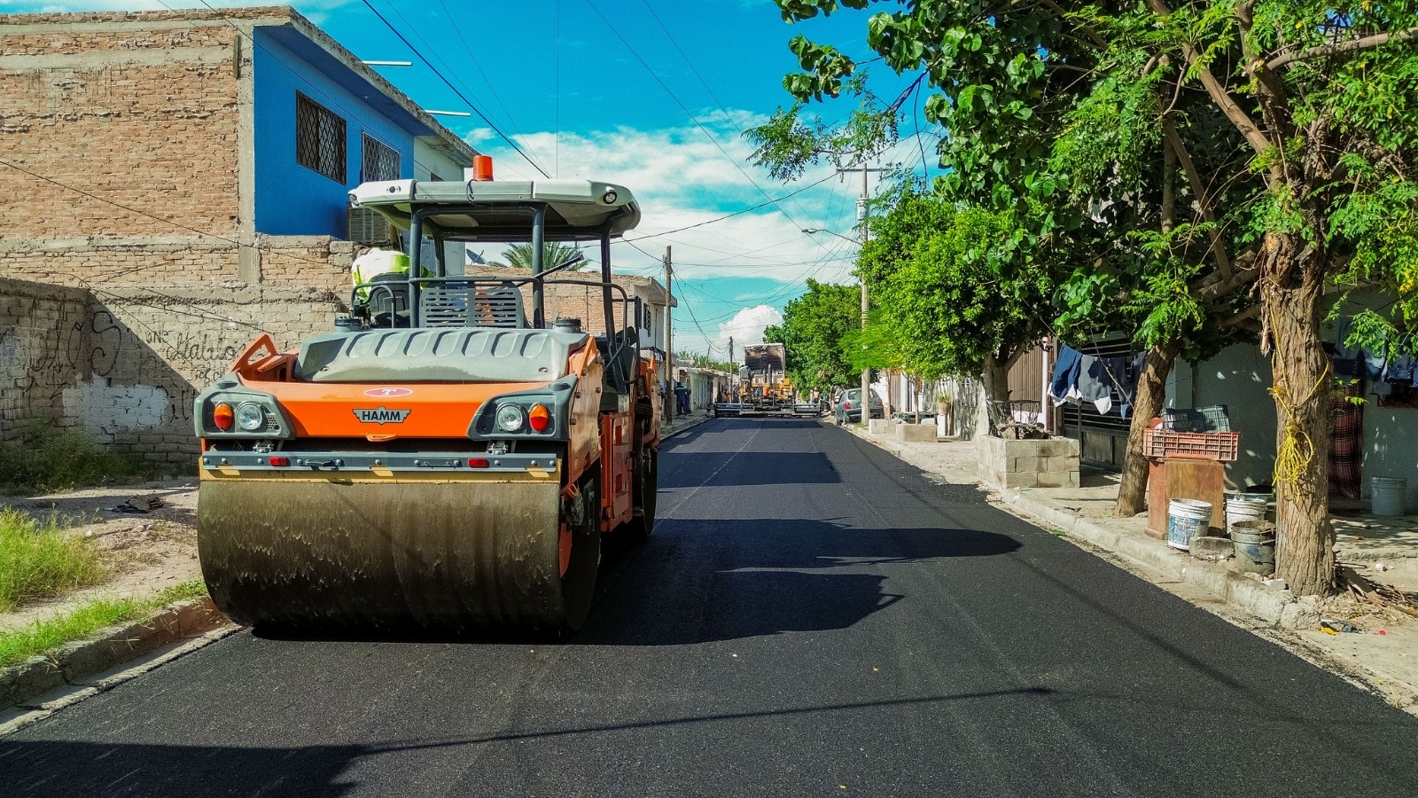 Realizan trabajos de recarpeteo y pavimentación en diversas vialidades