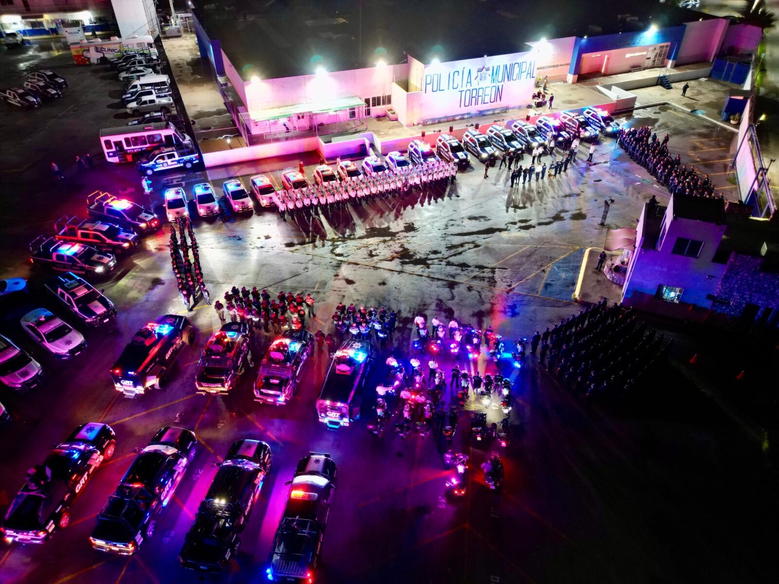 Román Alberto Cepeda González realiza pase de lista a elementos de la Policía de Torreón y de Tránsito y Vialidad