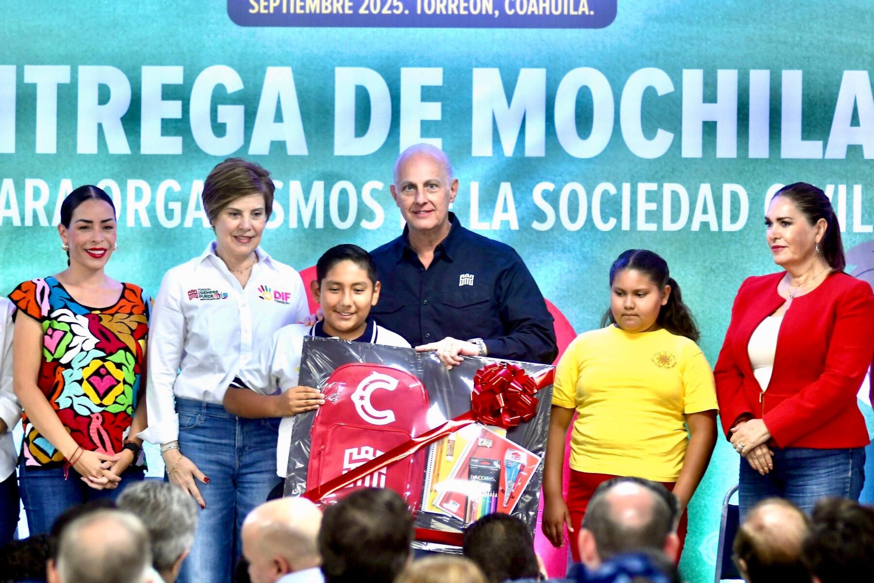 Román Alberto Cepeda González entrega mochilas a organismos de la sociedad civil