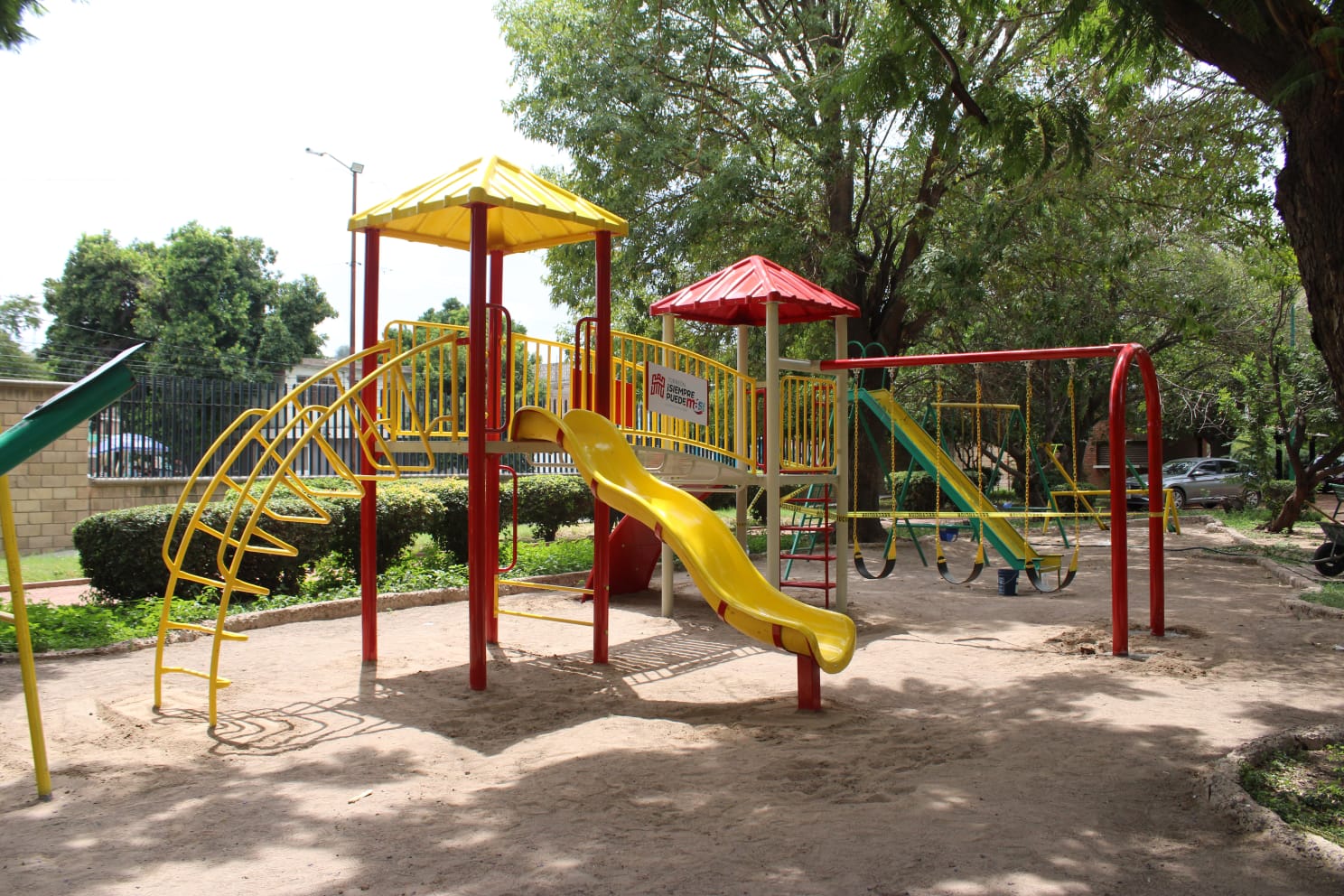 Instalan juegos infantiles y ejercitadores en el Parque Fundadores