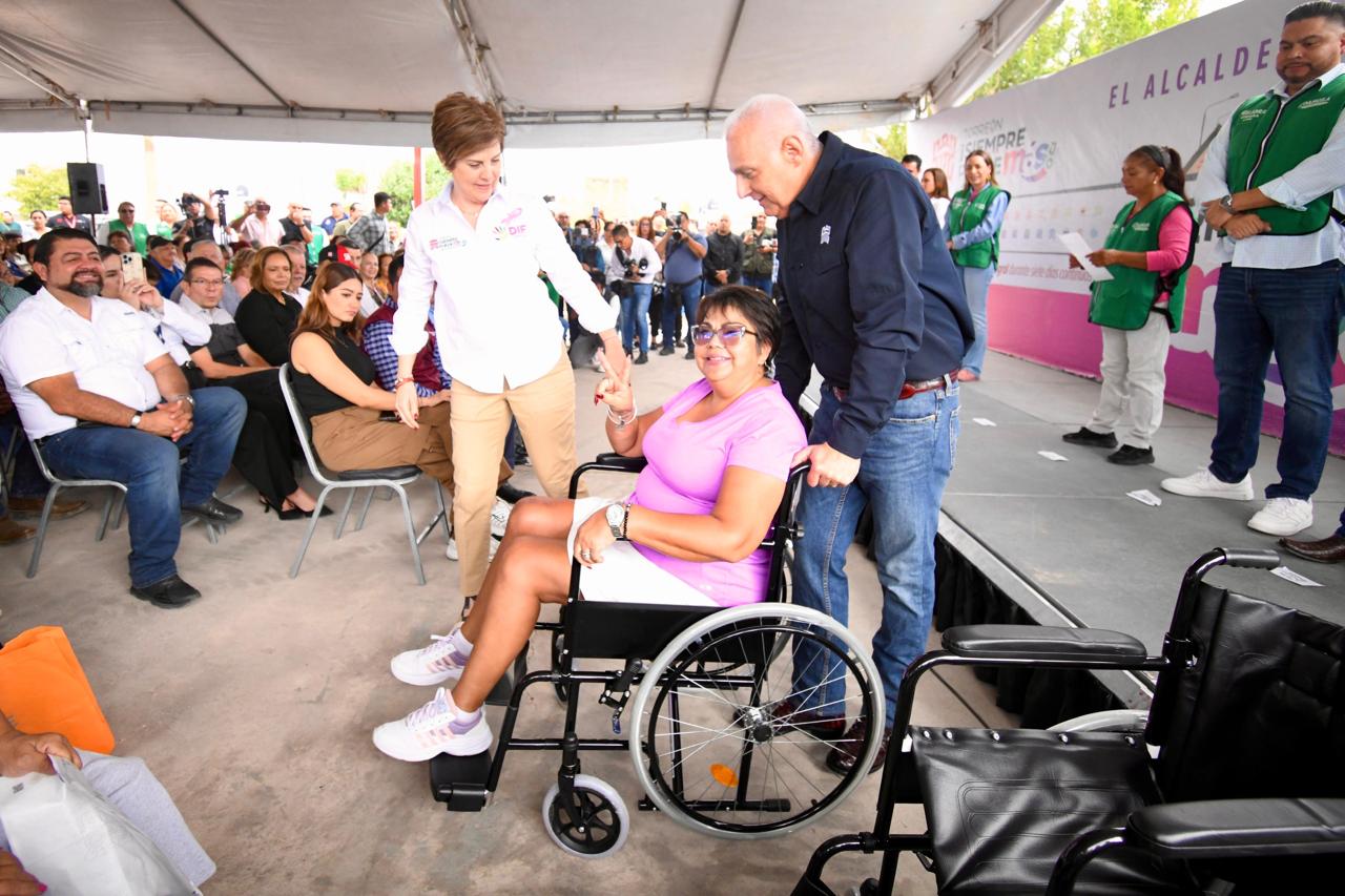 Román Alberto Cepeda González entrega cuatro plazas durante la brigada municipal en Hacienda Santa María