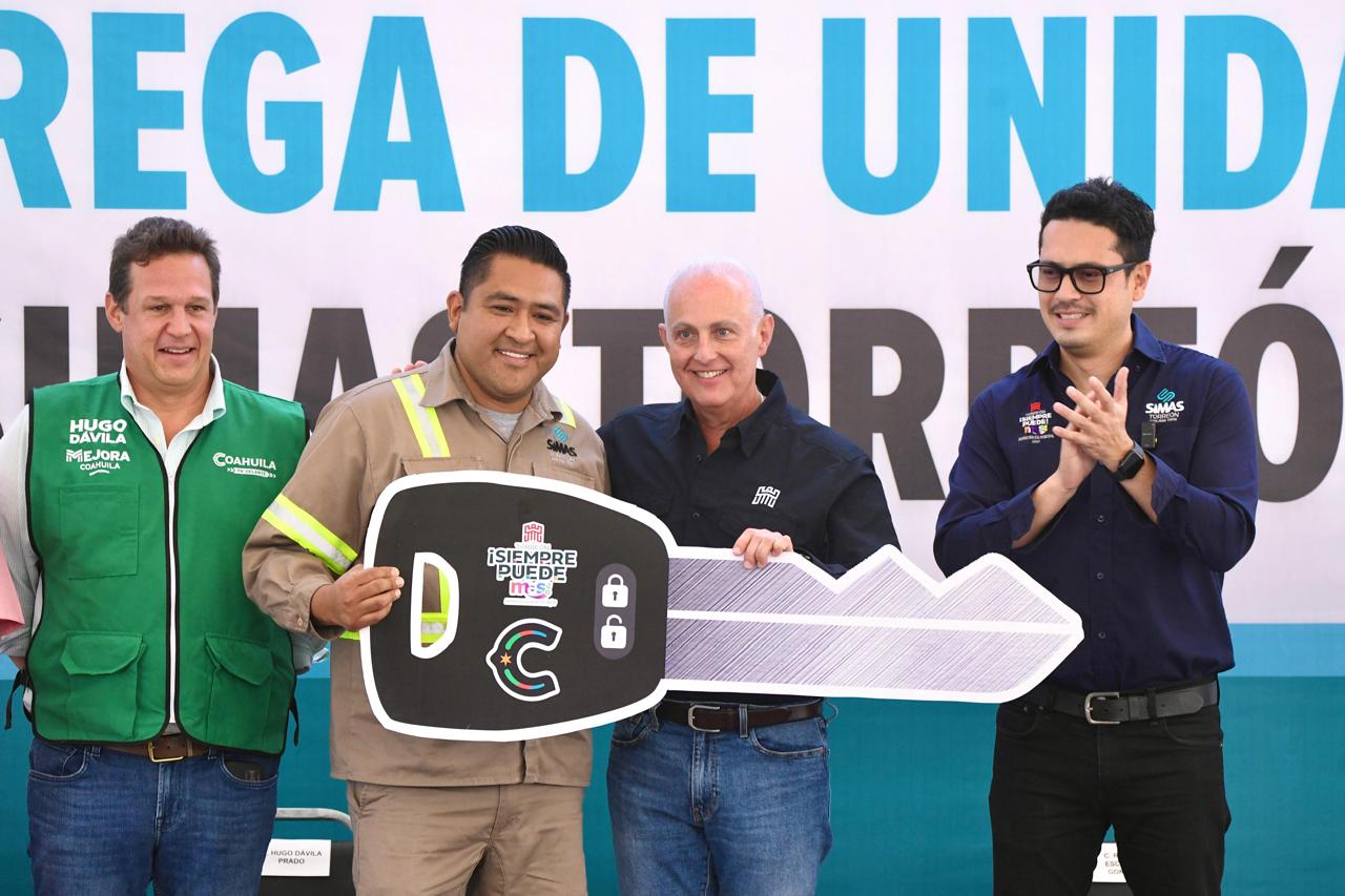 Román Alberto Cepeda González entrega unidades a SIMAS Torreón