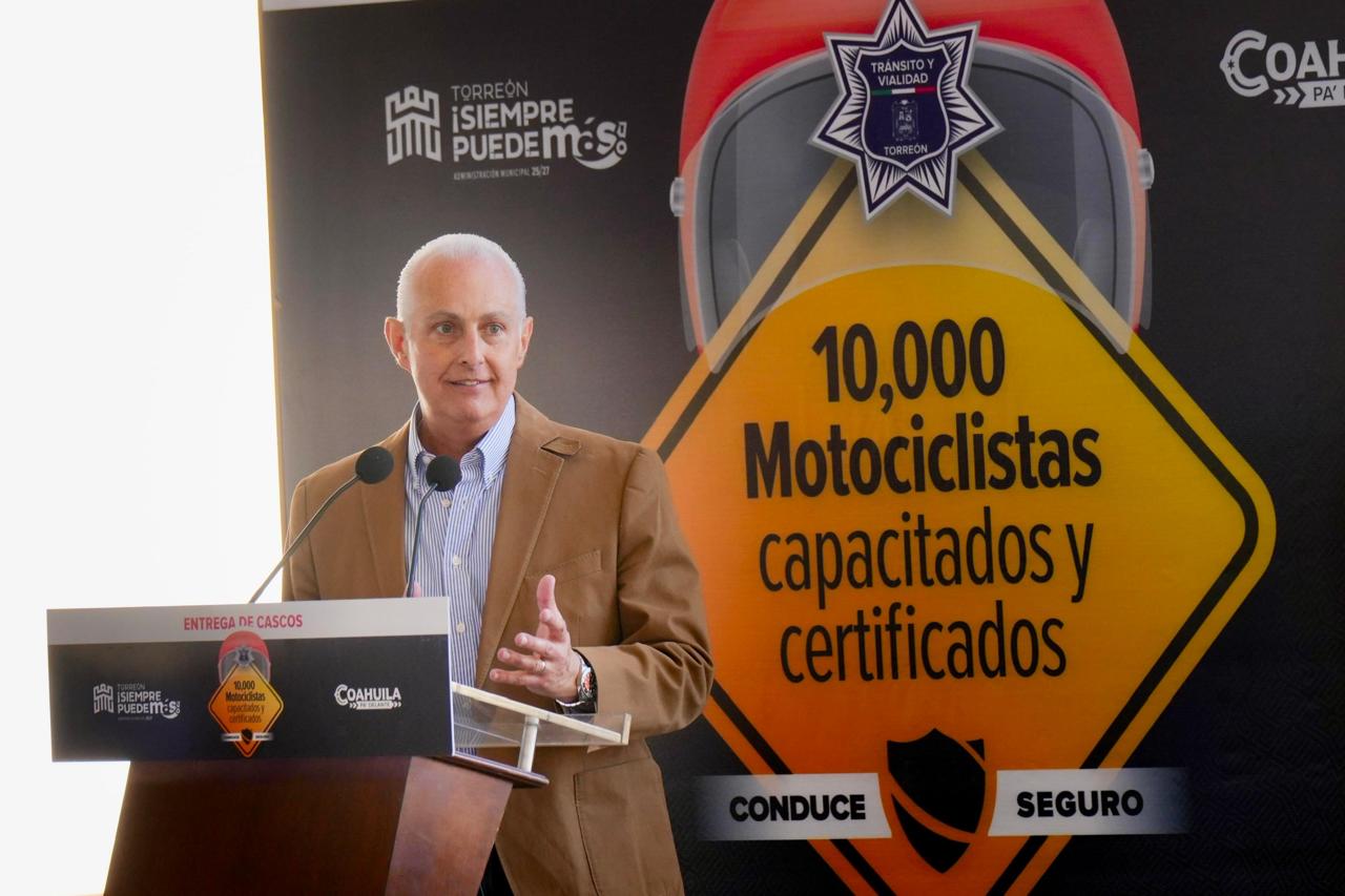 Román Alberto Cepeda González entrega 400 cascos a motociclistas para fortalecer la Seguridad Vial