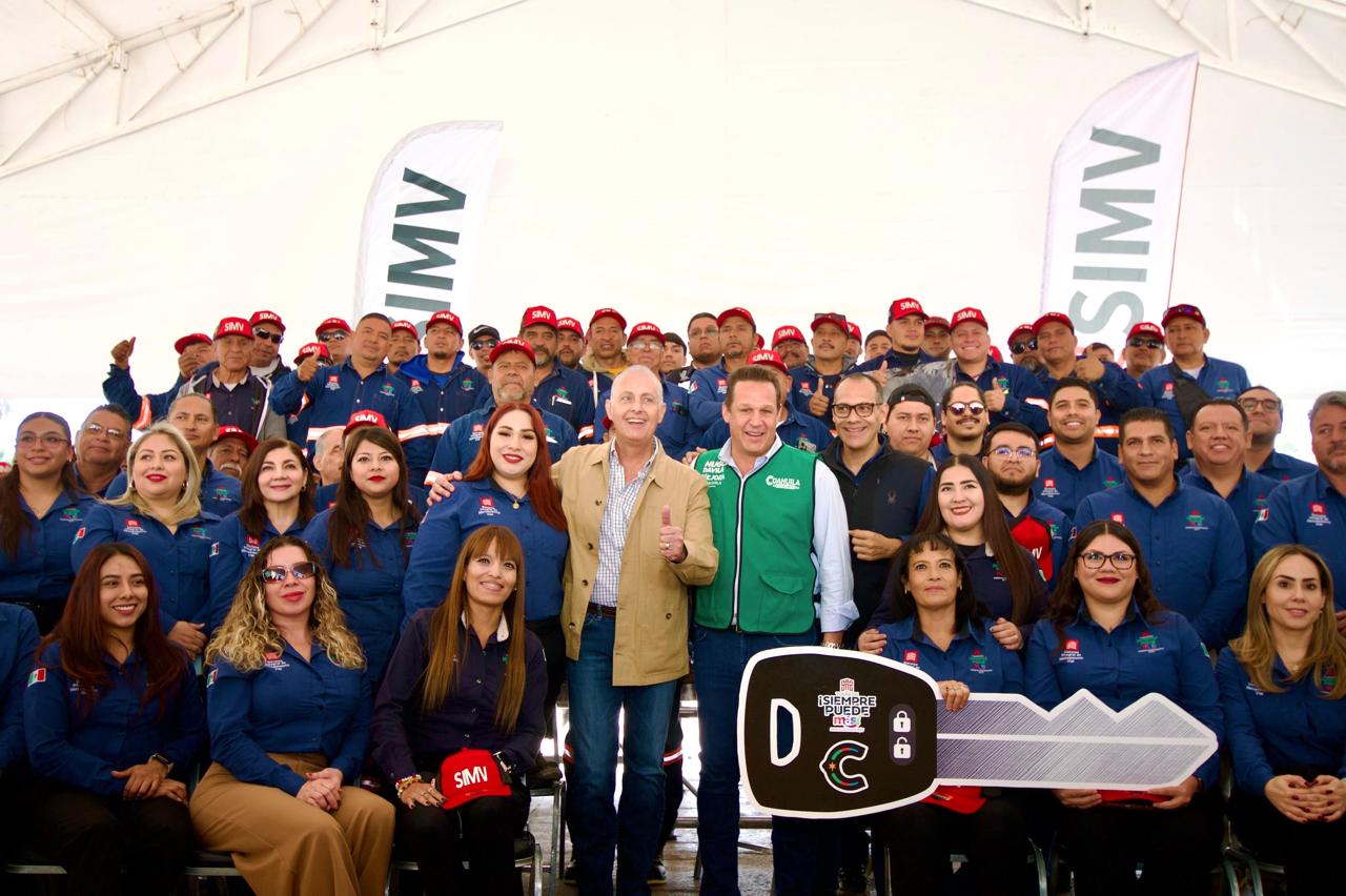 Román Alberto Cepeda González entrega uniformes y unidades vehiculares para el Sistema Integral de Mantenimiento Vial