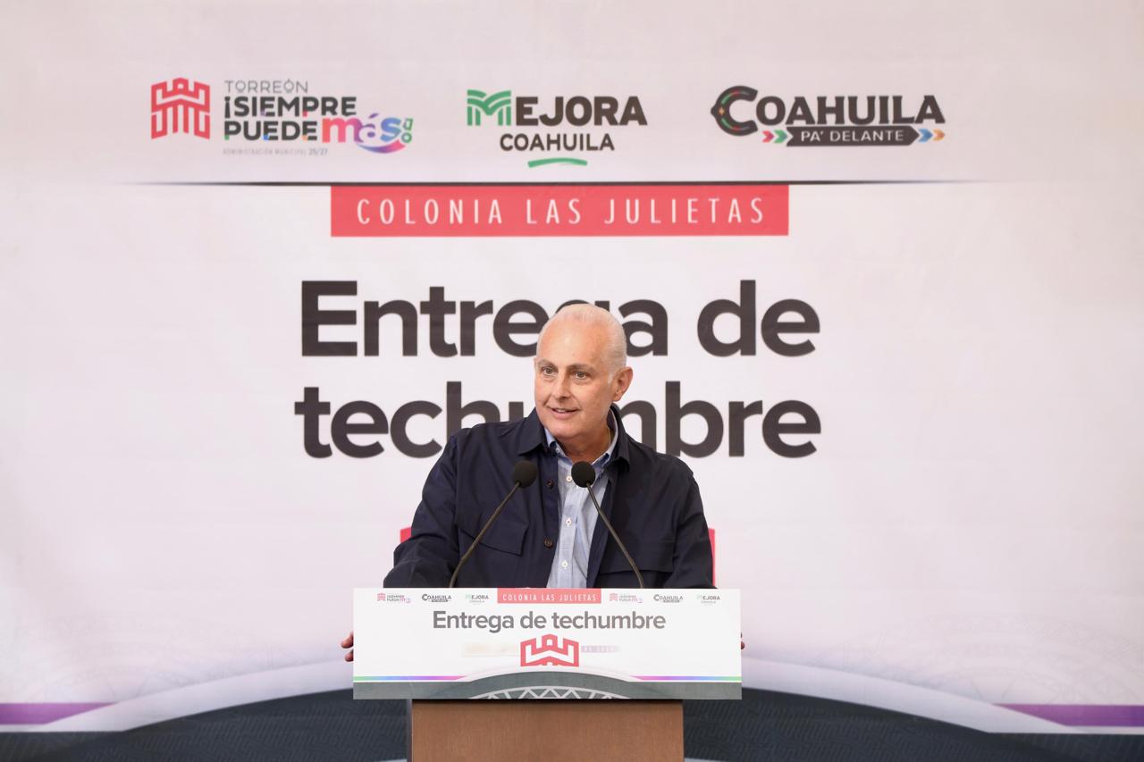 Román Alberto Cepeda González entrega techumbre y la rehabilitación de la plaza en Las Julietas