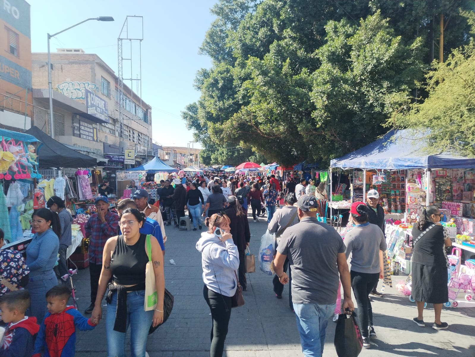 Redoblan vigilancia en el Centro de la ciudad para asegurar el orden de los comercios temporales