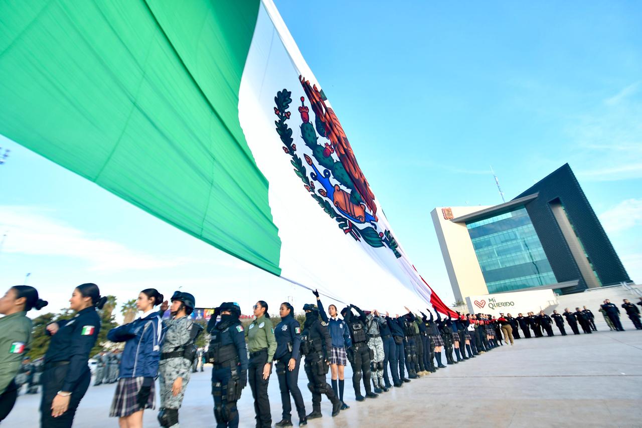 Román Alberto Cepeda preside el Izamiento de Bandera por el inicio del Mes del Ejército y Fuerza Aérea Mexicanos
