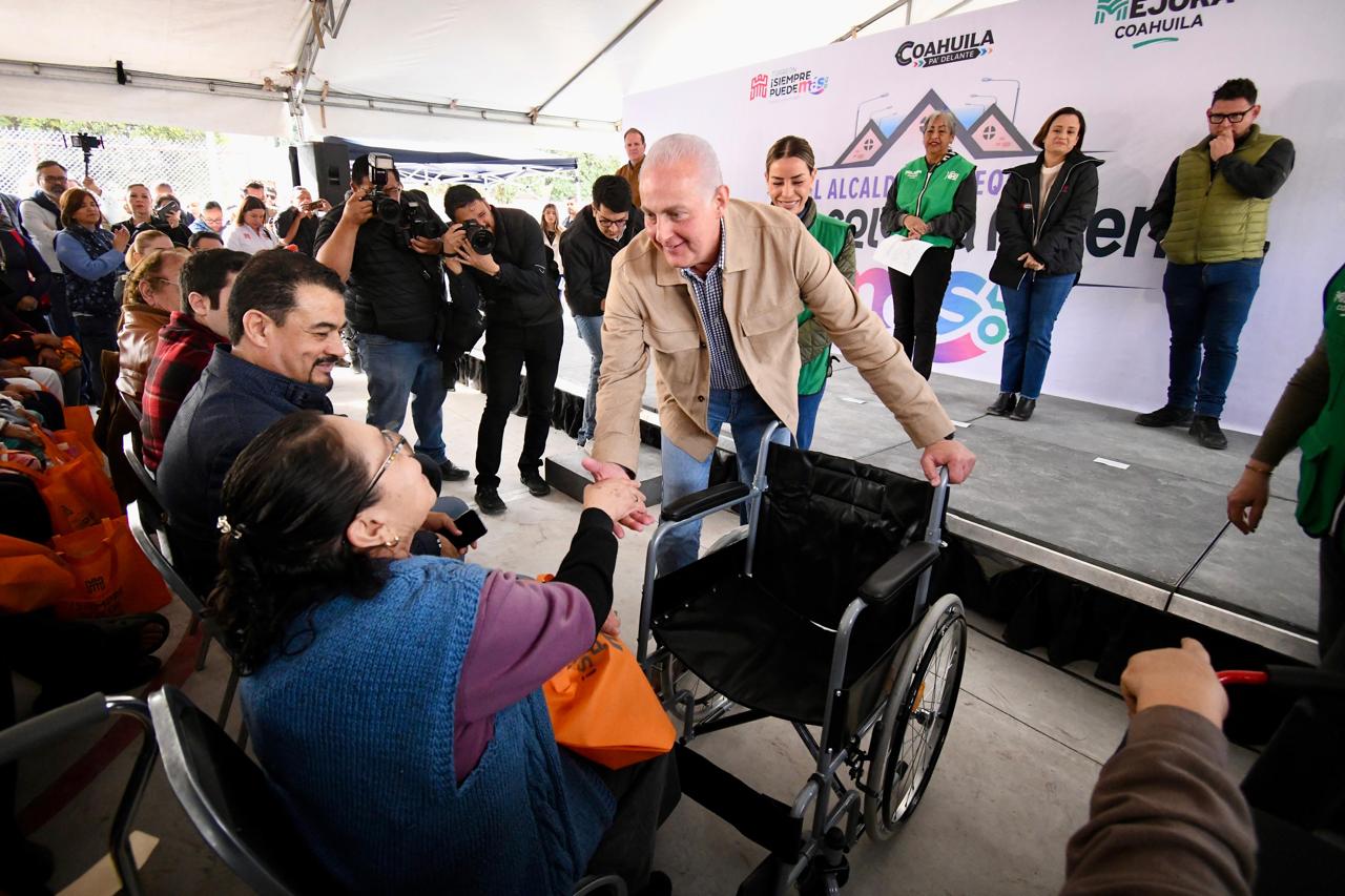 Román Alberto Cepeda González entrega rehabilitación de cancha de usos múltiples en Nueva Rosita