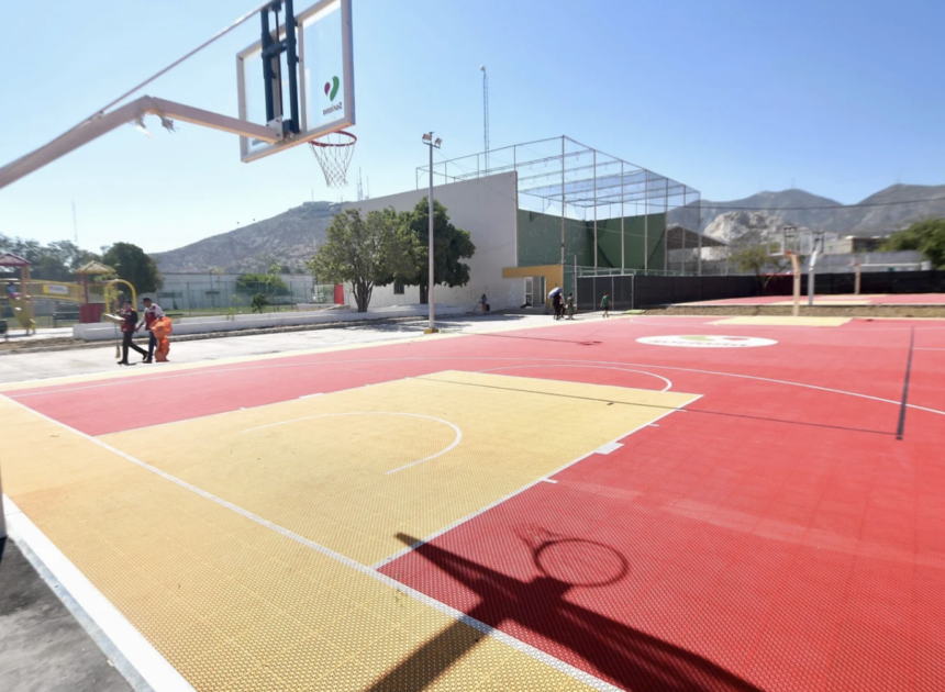 Román Cepeda entrega rehabilitación de cuatro canchas de básquetbol en la Deportiva Compresora